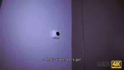 Chick loves Apple gadgets so much but has no money - sexu.com