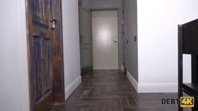 L'agent de la société de prêt a des relations sexuelles sales - sexu.com - Russia