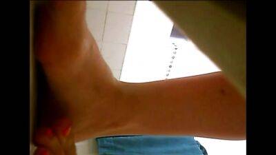 UK Mum Carrie Strips Naked In Her Bathroom - voyeurhit.com - Britain