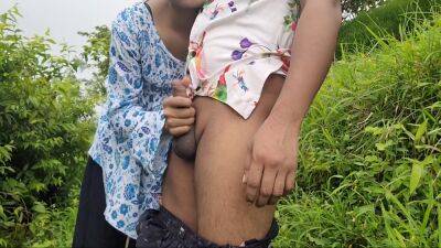 Desi Ladaki Ne Apane Yaar Ko Bahar Jakar Chut Ko Ache Se Chudai Ki - desi-porntube.com - India