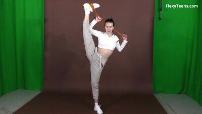 Best Turn On From A Sexy Gymnast Alena Brezhneva - upornia.com