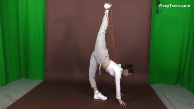 Best Turn On From A Sexy Gymnast Alena Brezhneva - upornia.com