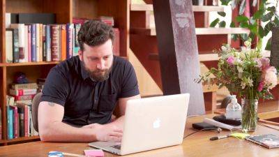 Charlie Forde - Home Office - Charlie Forde - upornia.com