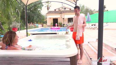 AGEDLOVE Sam fucks in the hot tub with JoJo - hclips.com