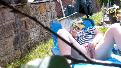 Der Alte Geile Nachbar Spannt ! Selbst Buch Lesen Am Wochenende Ist Bei Dem Nicht Moglich - hclips.com - Germany