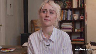 Hally Tobt Sich Beim Malen Aus - hclips.com