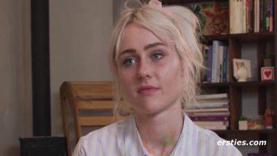 Hally Tobt Sich Beim Malen Aus - hclips.com