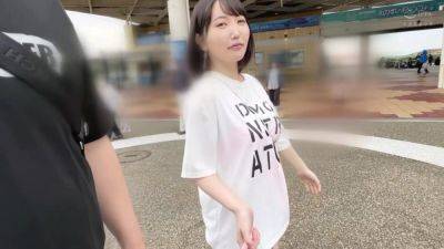 【サーファー釘付け！江ノ島で出逢った奇跡のデカ乳Hcupモデル！】Tシャツ脱ぎ捨て、爆乳パイスラ悩殺ビキニで海岸散歩！10代の極みスベスベ美白の超敏感BODY！セルフ手マンで蛇口マ●コだだ漏れっ潮出っ放し！ - txxx.com - Japan