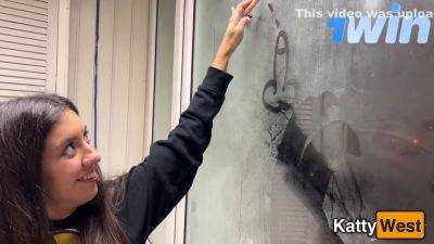 Devushka Izmenyaet Svoemu Parnu Na Balkone S Ego Drugom - hotmovs.com