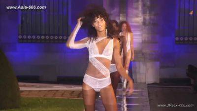 Braless Trends in Women's Fashion Style Compilation for Adventurous Dressers.5 - hclips.com