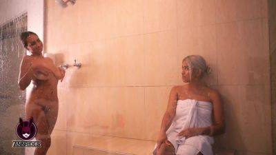 Me Dejo Mamar Cuca Por Una Extrana En El Sauna - hclips.com