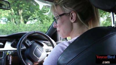 Voyeur in car teases BF who jerks on her sexy body outdoor - txxx.com - Britain