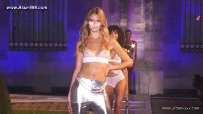 Braless Trends in Women's Fashion Style Compilation for Adventurous Dressers.5 - hotmovs.com