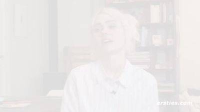 Hally Tobt Sich Beim Malen Aus - upornia.com