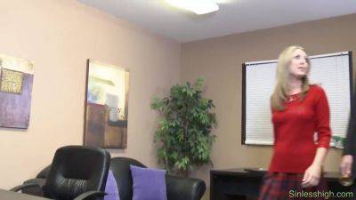 Blonde Britney - hotmovs.com