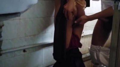 Madam Ne Mms Banayi, College Girl Ne Bathroom Me Kiya Ghapagap With 18 Years - desi-porntube.com - India