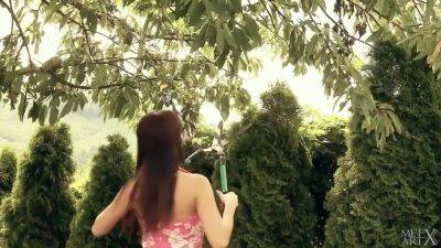 Anastacia C - Garden - hclips.com