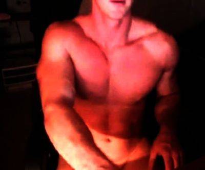 Hot muscular dude jerks off and cums alot - drtuber.com