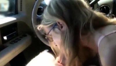 Blowjob in the car - drtuber.com