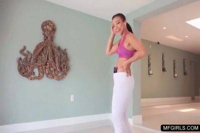 Fitness Babe In Sexy Outfit Teasing - hclips.com