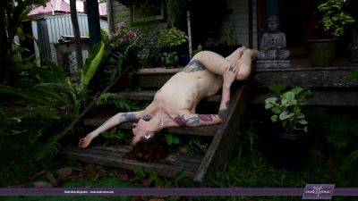 Coco Rose In Front Porch - upornia.com