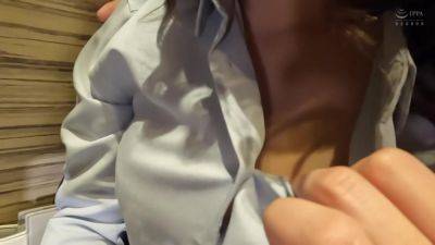 脱がせてみたら驚愕のド爆乳！親しみやすい笑顔の裏に…能ある女は乳隠すの如きOLえな【意識混濁】 - txxx.com - Japan