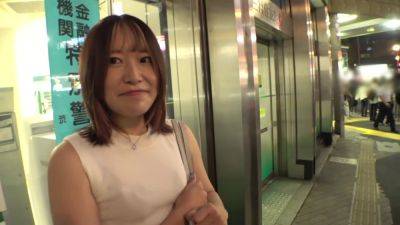 マジ軟派、初撮。 1991 恵比寿で働いているオシャレお姉さんをナンパ！敏感体質で従順体質！！服の上から触っただけでビクビクと反応してしまい、イラマチオで涙目になりながらも顔をとろけさせ、ま○こはぐちょぐちょに！ - txxx.com - Japan