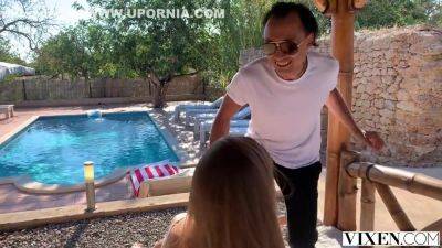 Emelie Crystal - How To Make A Cumshot - upornia.com