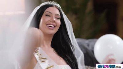 Redhead gives bride to be bff a lapdance - hotmovs.com