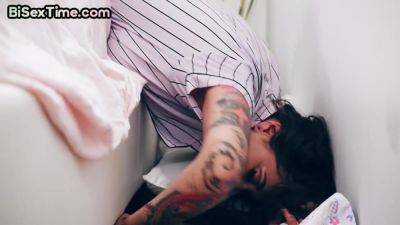 Bisexuals pound bigtitted bitch in threesome fucking - hotmovs.com