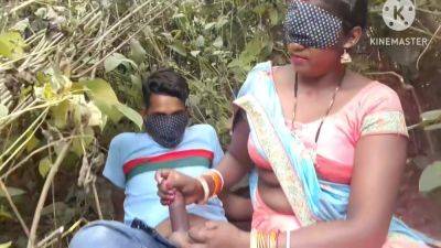 Randi Usha Bhabhi Ne Apne Boy Friend Ko Jungle Me Bulake Bahut Mast Chudwati H Sali Randi Bhabhi - desi-porntube.com - India