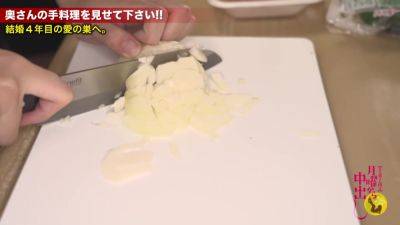 【舐めたがり妻×抜群スタイル 旦那に隠れて生中出し！】料理が趣味でご奉仕好きの奥様。料理よりも奥様の方が絶対美味しいので頂いちゃいますwww 立派な男根に大興奮で激濡れ… 旦那が帰ってきてもまだまだ止めない - txxx.com - Japan