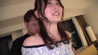 マジ軟派、初撮。 1994 プリンプリンの美尻がたまらないアパレル店員をナンパ！片思い中の彼に長年思いを伝えられない奥手女子の性欲を発散させちゃいます！ - txxx.com - Japan