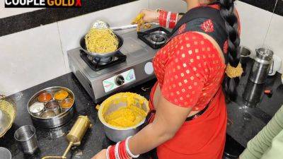 Komal Ne Diwali Ke Namkeen Bana Rahi Thi Yahi Par Devar Ne Chakhi Chut - desi-porntube.com - India