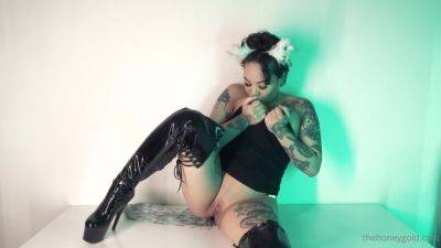 Slut Takes Huge Dildo - hclips.com