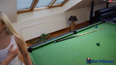 Kleine-lisa - Beim Billard Spiel - upornia.com