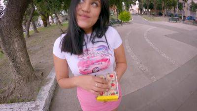 Sandrareid Hermosa Vendedora De Dulces - hclips.com