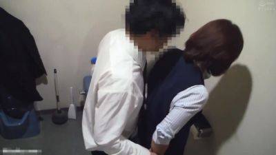 05K2923-A male employee enters the restroom and they are forced to lick each other's genitals. - senzuri.tube