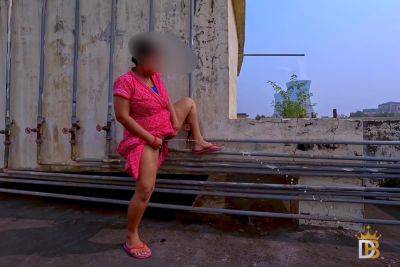 Desi Bhabhi Outdoor Standing Pee - desi-porntube.com - India