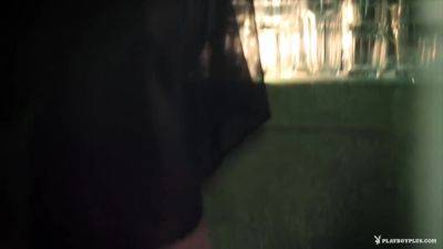 Une Belle Playmate Se Dnude Sur Un Bar (1080) - upornia.com