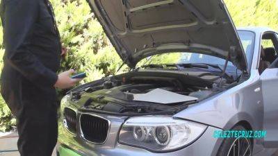 El Tipo Al Que Fui Arreglarle El Auto ,estaba Re Loco Y Cuando Descubre Mi Overol Roto Se Calienta Y Me Folla Arriba Del Carro 13 Min - upornia.com