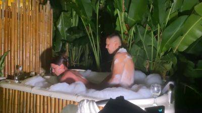 Me Follan En El Jacuzzi Y Casi Nos Ven - videomanysex.com