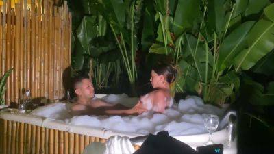 Me Follan En El Jacuzzi Y Casi Nos Ven - videomanysex.com