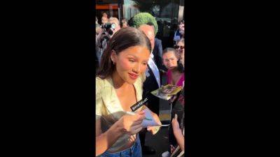 Zendaya nipple slip at a fan signing - drtuber.com