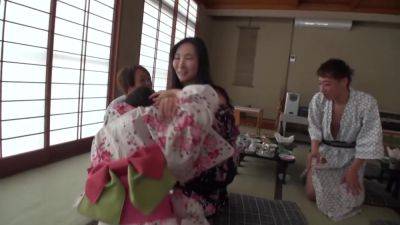 温泉コンパニオンがエッチすぎて混浴露天風呂で禁断の本番sex - senzuri.tube - Japan