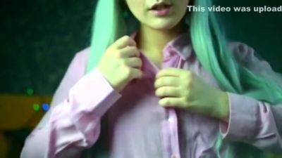 Spooky Boogie In Elizabeth Liones Tries A New Glass Toy - hclips.com