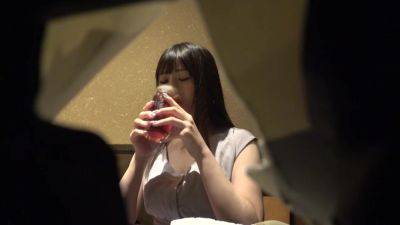 マジ軟派、初撮。 2002 【黒髪×巨乳×美人】キスをしただけでパンツに染みをつけるほどの愛液を出す美女。挿入をすると、徐々に大きな喘ぎ声をあげる美女。絶頂を繰り返し、シーツの裾をつかみ身体をよじらせる美女。 - txxx.com - Japan