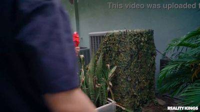 Jennifer White - Jennifer White & her man get down and dirty in the City - Reality Kings Full - sexu.com