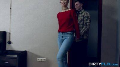 Nerdy Babe Lip-Fuck & Mouthful - hotmovs.com