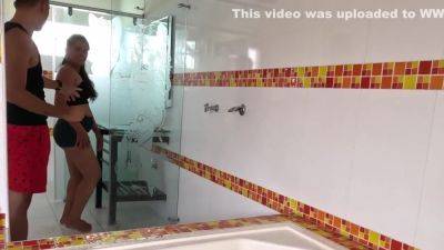 Vecino Me Revisa Tuberia Del Bano Y Termina Dandome Un Bano De Leche - hclips.com